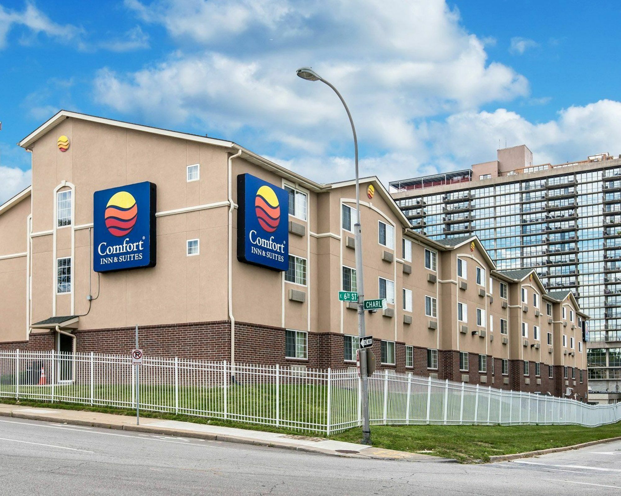 Comfort Inn & Suites Kansas City Downtown Экстерьер фото